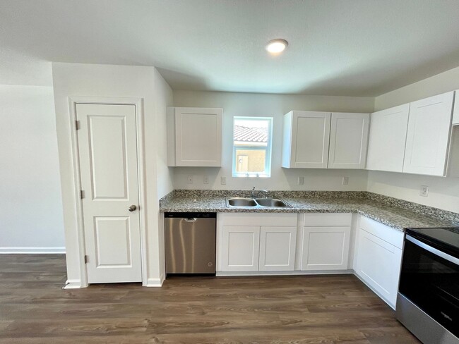 Building Photo - Beautiful New 3 Bedroom Home in the New Ra...