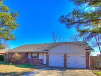 Building Photo - 2002 Vanessa Dr