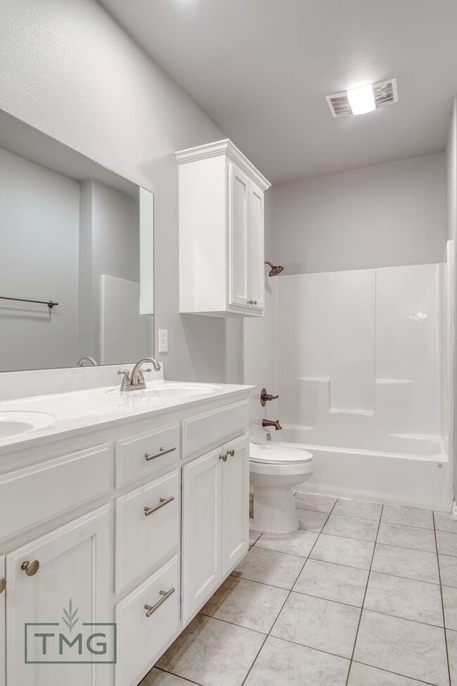 Building Photo - Spacious 3/2 with Front Porch, Fenced Yard...