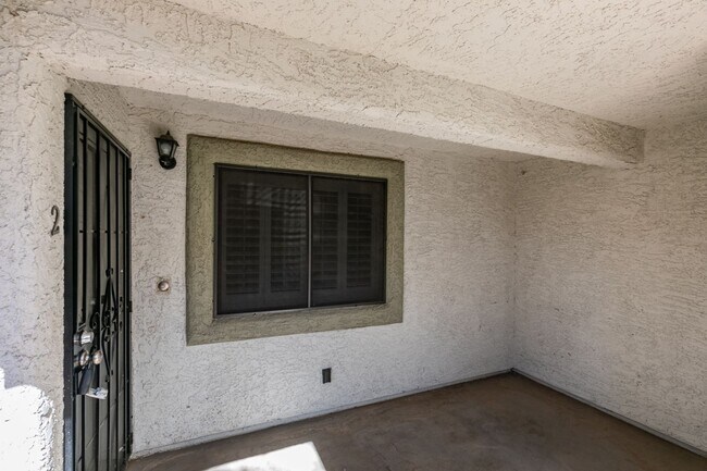 Building Photo - GORGEOUS 2 BEDROOMS CONDO*JUST COMPLETED UPGRADES*SOUTHWEST AREA*COMMUNITY AMENITIES*