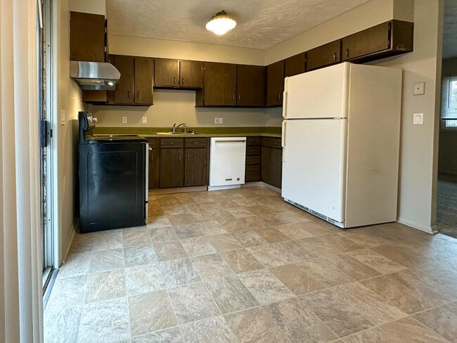 Building Photo - 2130 Essex Rd