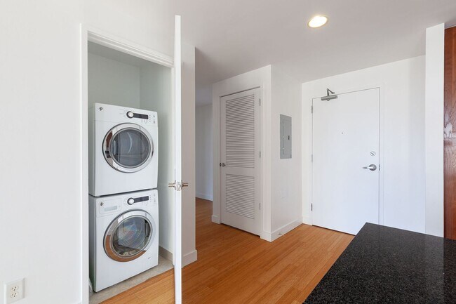 Building Photo - Bright, Contemporary 1/1  Condo in Grant Park w/ City Views!