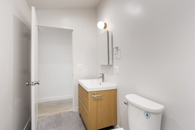 Building Photo - 126 1/2 Franklin Ct