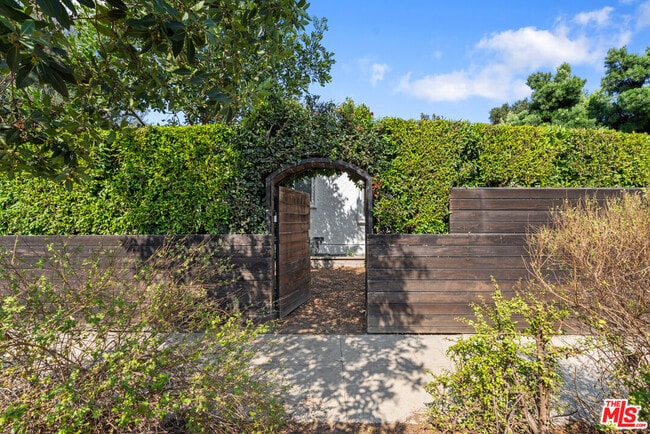 Building Photo - 4031 Edenhurst Ave