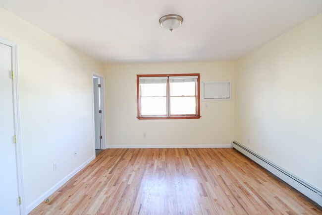 Building Photo - 1472 Nepperhan Ave