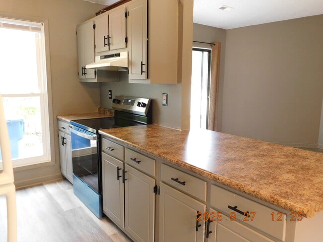 Kitchen (2) with new stove - 8 Druid Pl