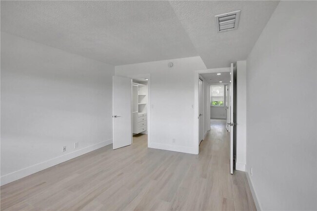 Building Photo - 4015 W Palm Aire Dr