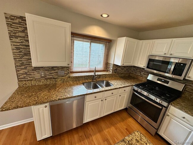 Building Photo - 28240 Golf Pointe Blvd