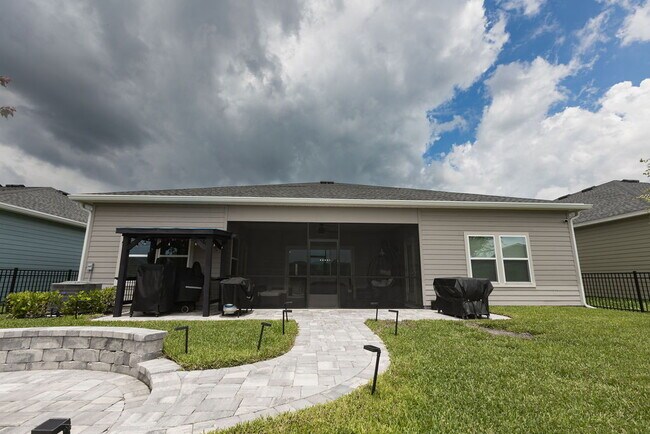 Building Photo - 4 Bedroom 2 Bath home for rent with beauti...