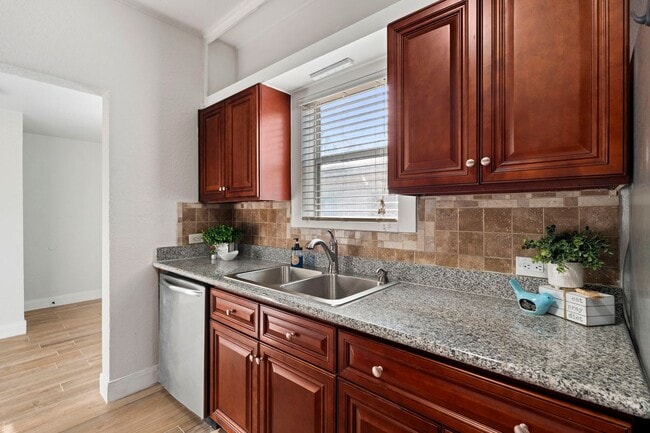 Building Photo - Beautifully Updated 3 bedroom, 2 bath!