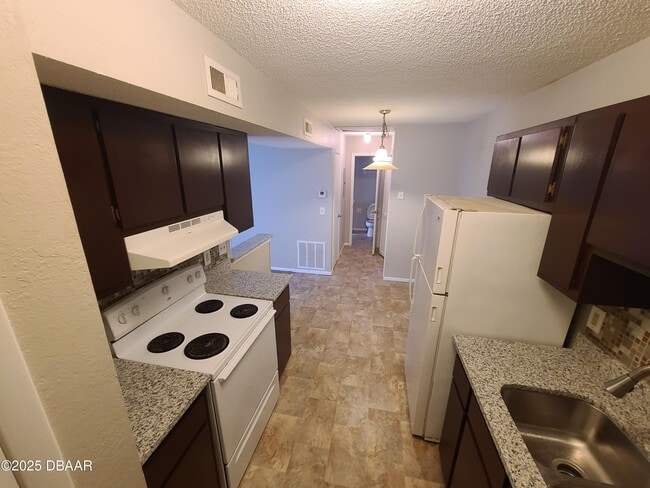 Building Photo - 1600 Big Tree Rd