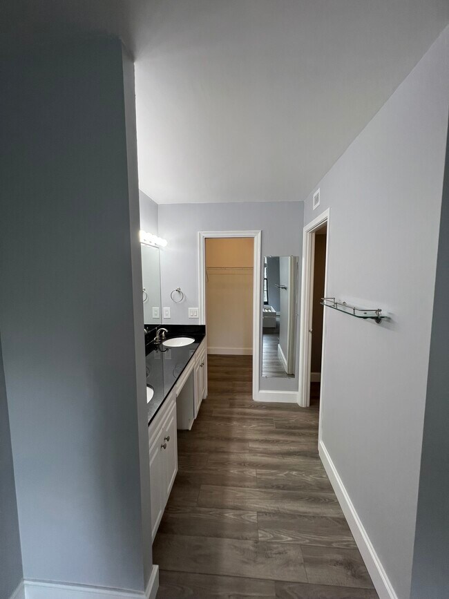 Building Photo - 7 Royal Palm Way