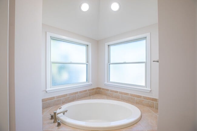 Building Photo - Renovated Beach House