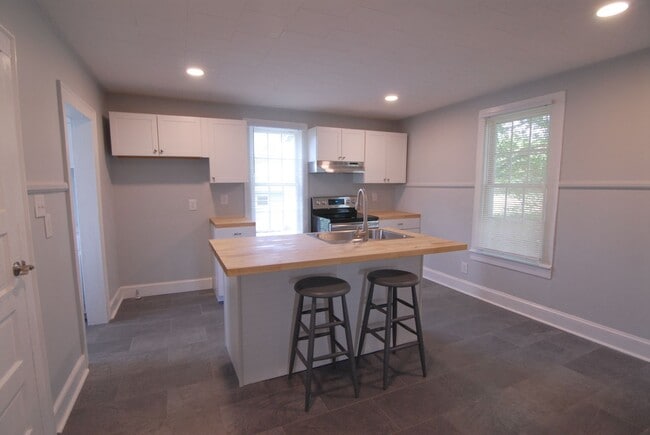 Building Photo - Charming blue renovated mill house 2 bedro...