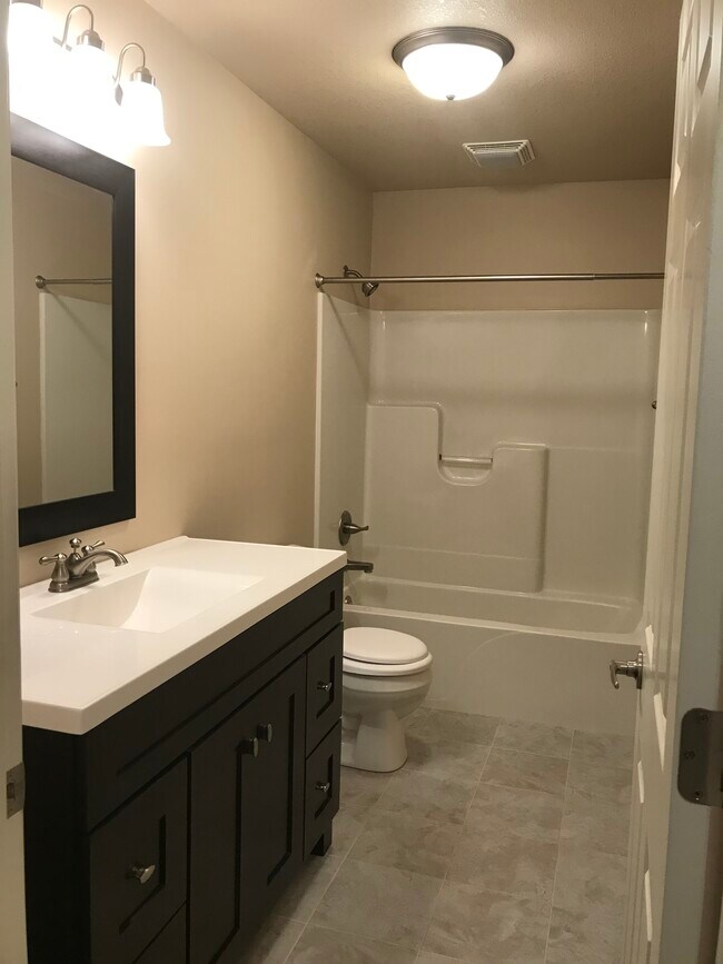 Main full bathroom with tub and shower surround. - 113 Scenic Dr