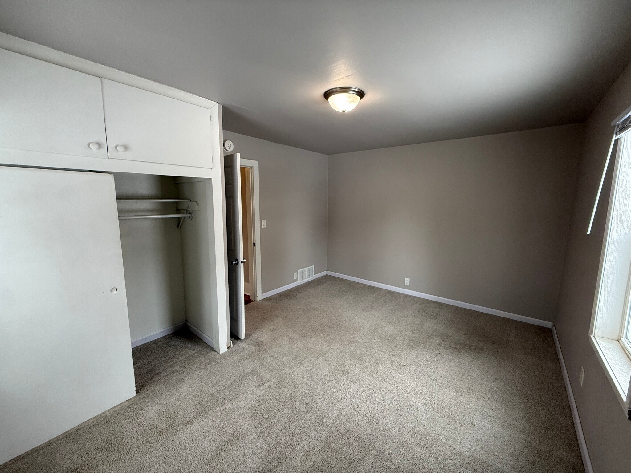 Building Photo - 909 University Dr N