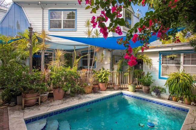 Building Photo - 3 Bedroom 1 bath and 2 half Baths with a g...
