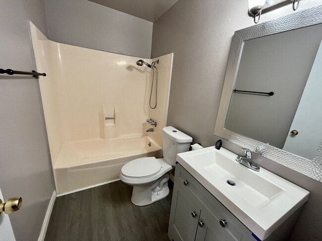 Building Photo - Spacious and bright Lawndale 2-Bed, 2-Bath...
