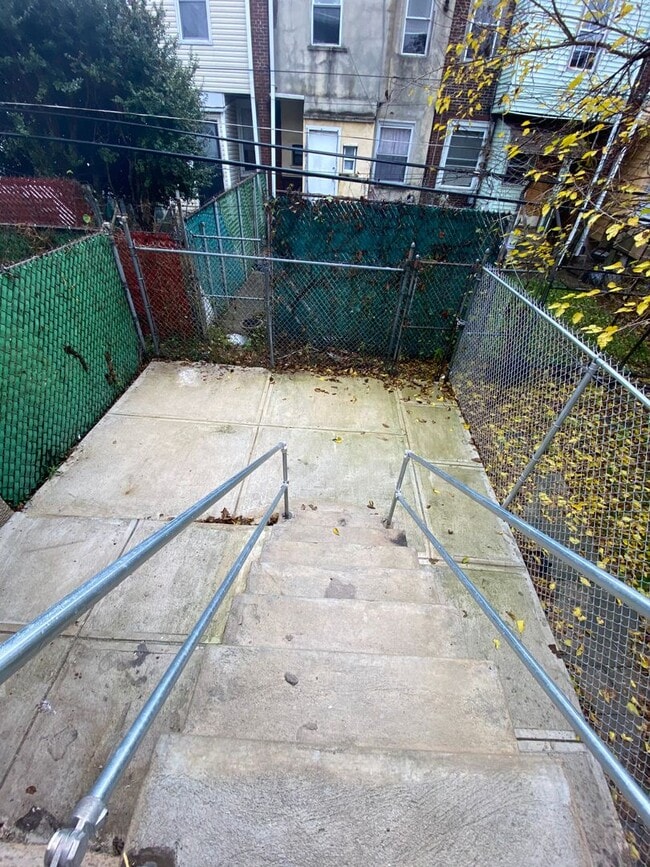 Building Photo - 547 S Redfield St