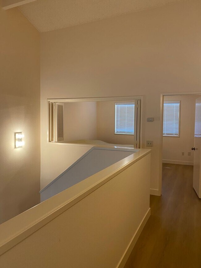 Building Photo - Irvine: 2-story townhome with attached 2 c...