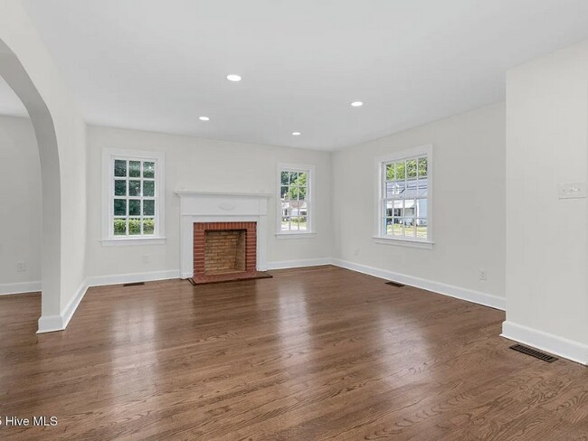 Building Photo - 631 Park Ave