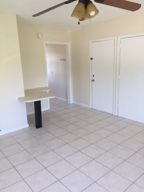 Building Photo - Studio