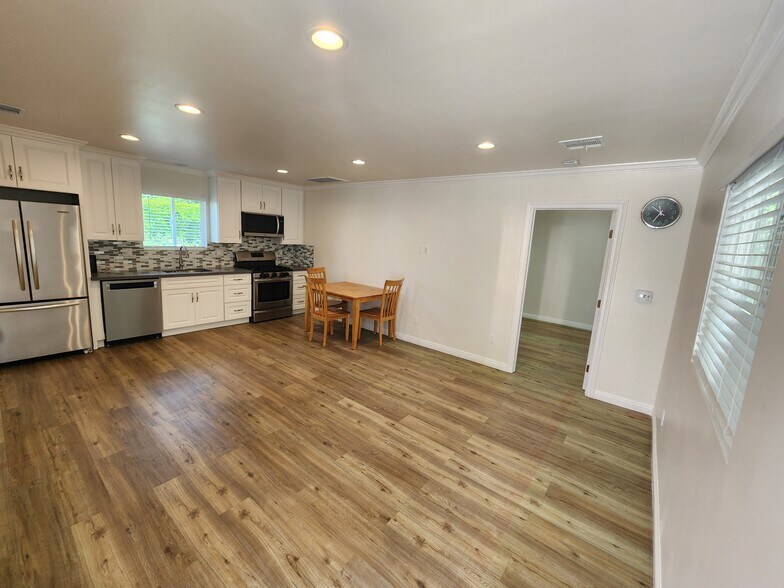 Primary Photo - 5706 Willis Ave