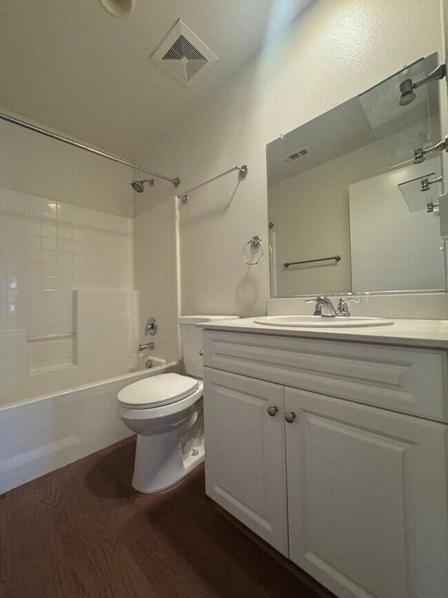 Building Photo - Eco-Friendly Home in Victorville