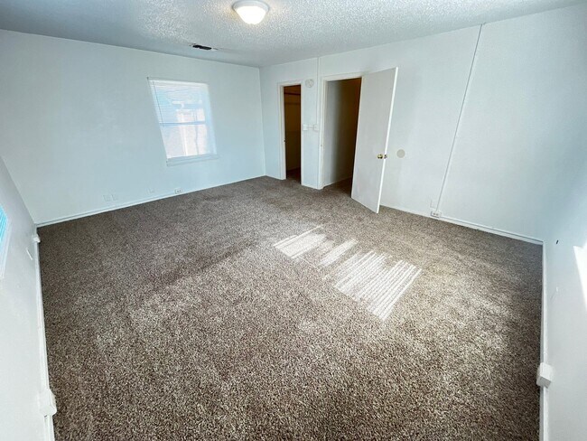 Building Photo - Perfect Rental for Families — Great Location!