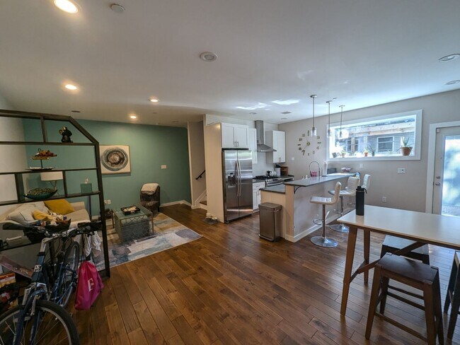 Building Photo - Stunning Home - Ludlow