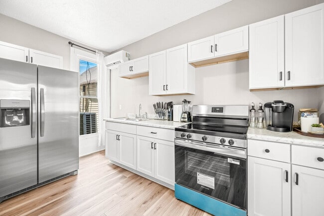 Building Photo - 639 Maple St