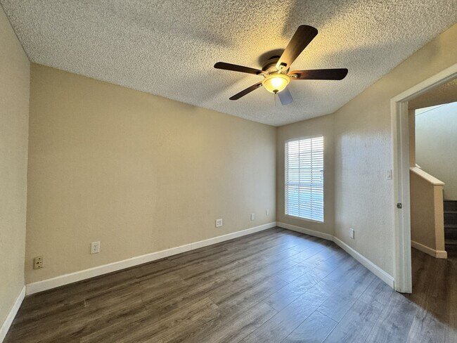 Building Photo - Great 3 bedroom 2 bath culdesac lot with f...