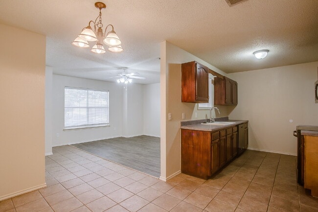 Building Photo - Adorable 3/2/2 in Cooper!