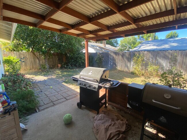 Building Photo - 9433 Maria Way