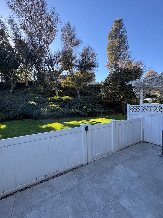 Building Photo - Townhome in Laguna Niguel!