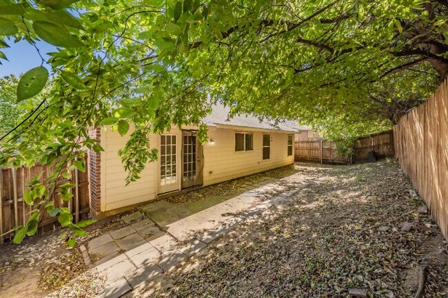 Building Photo - 10325 Bear Hollow Dr