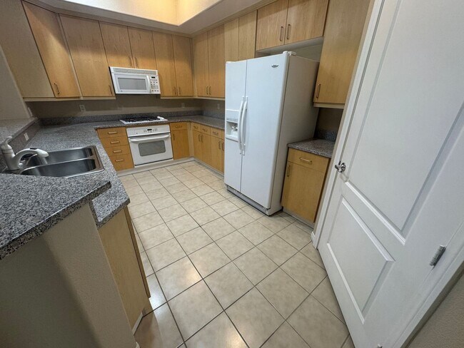 Building Photo - SPACIOUS BOTTOM FLOOR 2 BEDROOM IN THE GATED MANHATTAN CONDOS