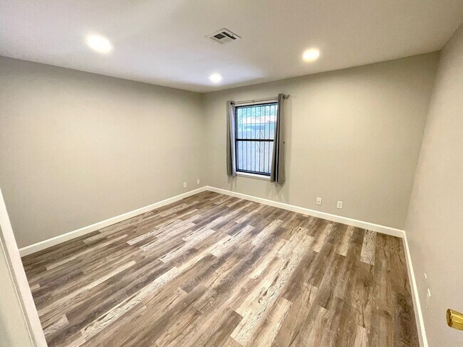 Building Photo - SINGLE STORY!! GATED COMMUNITY!! HIDDEN TR...