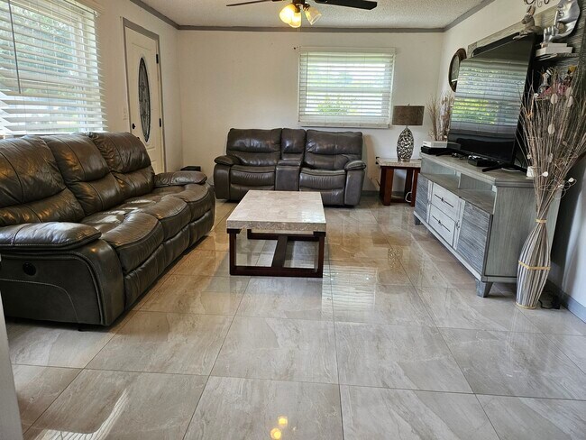 Building Photo - 1006 14th Ave NW