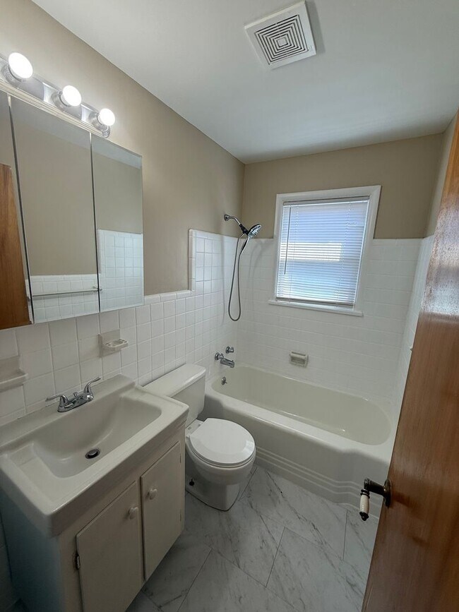 Building Photo - Cloverport Neighborhood! Dixie close to Wa...