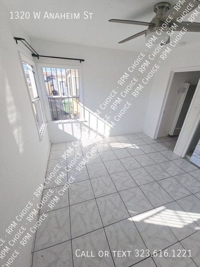 Building Photo - 1320 W Anaheim St