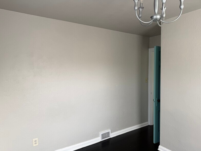 Building Photo - 615 Acorn Dr
