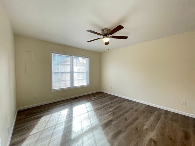 Building Photo - 102-106 N. Maple St.