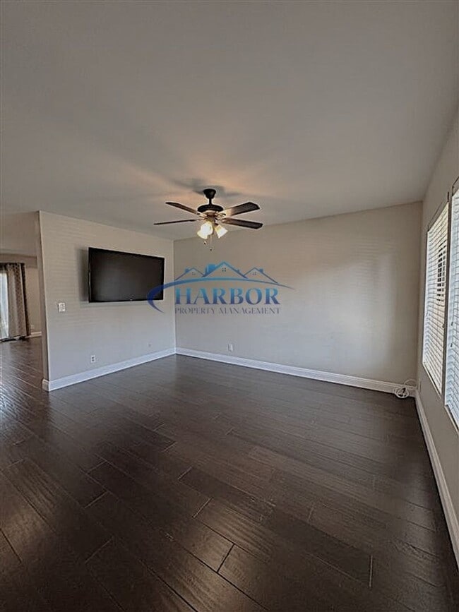 Building Photo - Spacious 2-Bedroom Townhouse in the Heart ...