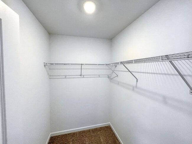 Building Photo - 4-Bedroom Home with Scenic Views and Conve...