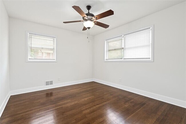 Building Photo - 1437 Vesta Ave