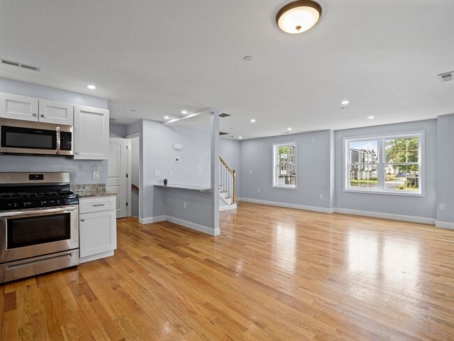 Building Photo - 543 Andover St