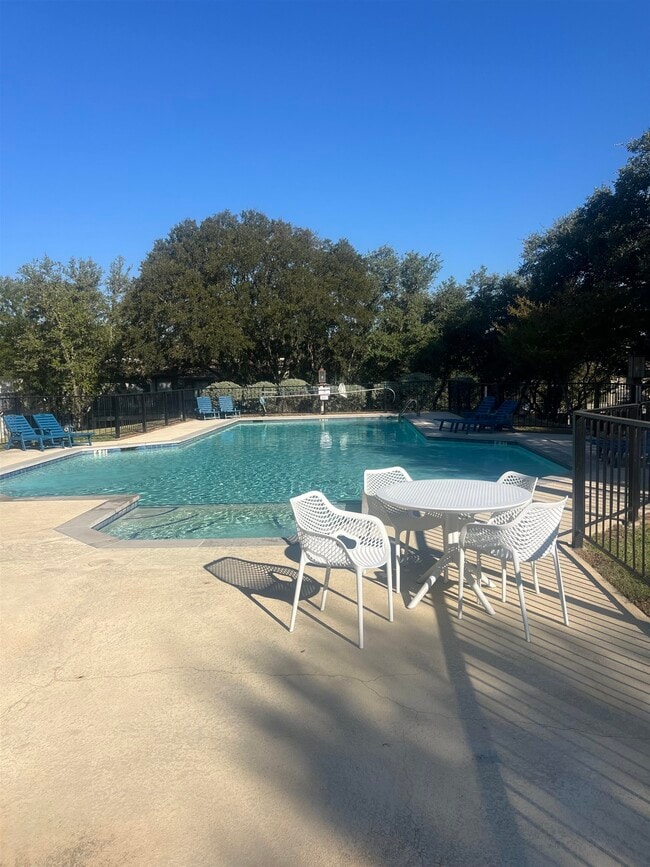 Building Photo - 307 Crestview