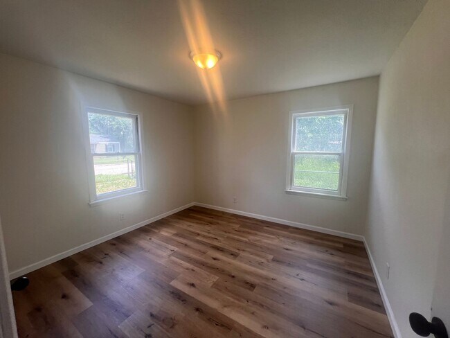 Building Photo - Charming 2 Bedroom 1 Bath located Northeast Wichita, Near WSU and I-35- Move-In Ready