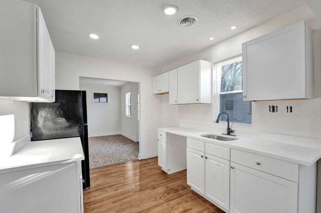 Building Photo - 3780 Shirlwood Ave